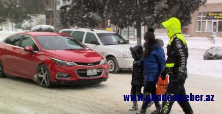 Bu gün polis əməkdaşları yollarda köməksiz vəziyyətdə qalan yüzlərlə sürücü və sərnişinə kömək edib -FOTO