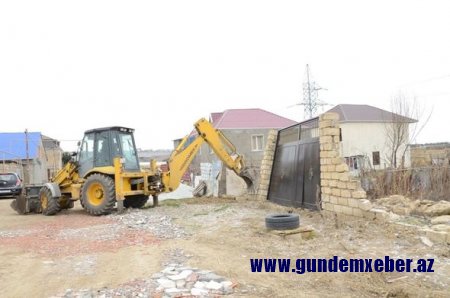 Bakıda qanunsuz evlərin tikintisinə görə haqq alan xırda məmurların işi