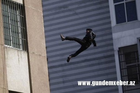 Bakıda yeniyetmə özünü binadan atdı: məktubda yazıb ki...