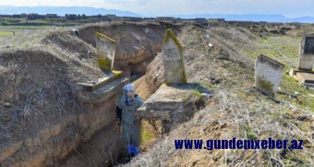 Yusifcanlı qəbiristanlığında erməni səngərinin ayırdığı bacı məzarları