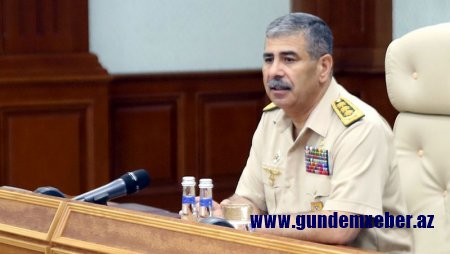 Müdafiə naziri xidməti müşavirə keçirib