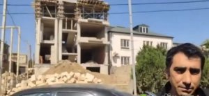 TƏBİB RƏHBƏRİ Ramin BAYRAMLININ VİLLASI önündə QALMAQAL - "Yumruq atma, gətir sənəd göstər"
