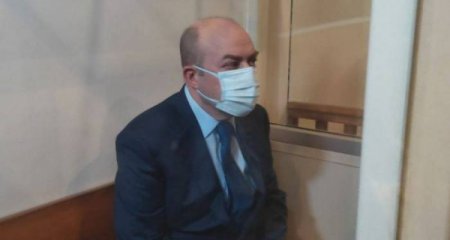 Məhkəmə gərginlik: Eldar Həsənov müvazinətini itirərək yıxıldı