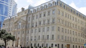 Zəfər Günündə Maliyyə Nazirliyinin qarşısında piket - Evi sökülən qadın etiraz edir