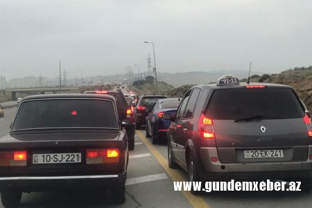 Bakıda maşın maneəyə çırpıldı: Tıxac yarandı