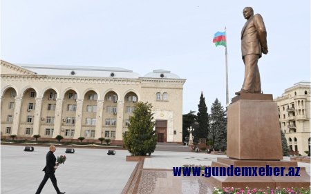 Prezident İlham Əliyev Gəncədə ümummilli lider Heydər Əliyevin abidəsini ziyarət edib