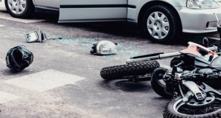 Şəmkirdə motosiklet evakuator maşınına çarpılıb, ölən var