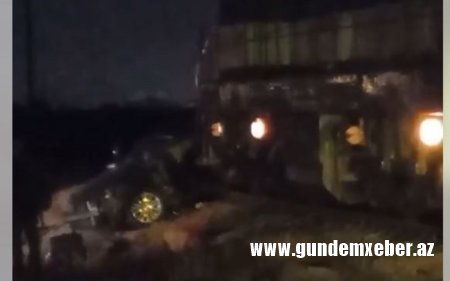 Bakıda teplovozla avtomobil toqquşub, ölən var