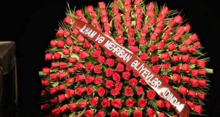 İlham Əliyev və Mehriban Əliyeva sabiq prezidentin vida mərasiminə əklil göndərib