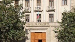 İcra hakimiyyəti başçısı jurnalisti məhkəməyə verib