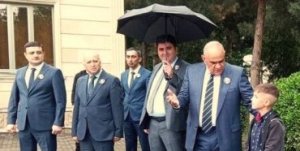 Zərdabın İcra Başçısı özü ilə çətir tutan gəzdirir - FOTOFAKT