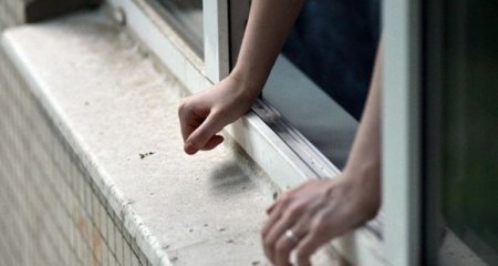 Bakıda gənc qız özünü binadan atdı