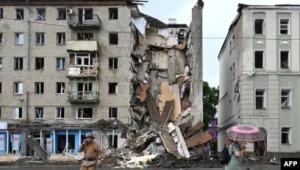 Ukrayna: Rusiya Xarkivdə məktəbi və yaşayış binasını hədəf alıb