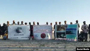 Milli fəallar Urmiyə gölünün ətrafında insan zənciri yaradaraq etiraz aksiyası keçiriblər