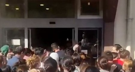 Bakı Tikiş Evinin qarşısında izdiham: Əraziyə polis çağrıldı - Yenilənib, Video