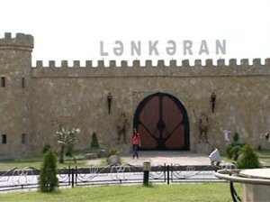 Lənkəranda dövlətə meydan oxuyan Hünər Hadızadə kimdir: İcra Hakimiyyəti və FHN-in HÜNƏRİ ÇATMIR?