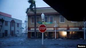 İan tropik qasırğası Florida boyunca hərəkət edir