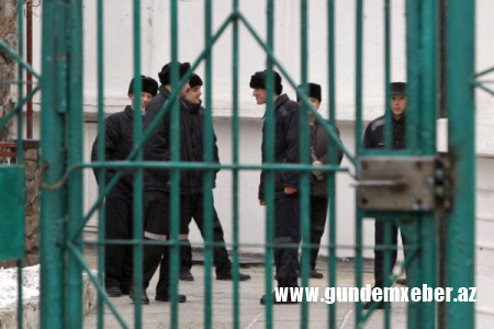 Azərbaycanda qadınlar həbsdə olan ərlərinə görün nələr gətirdilər?