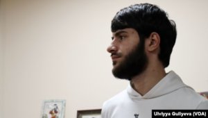 Polis bölməsinə aparılan Kuryerlər Birliyinin rəhbəri: “Barmaq izimlə telefonumu açdılar, şifrəni də ləğv elədilər”