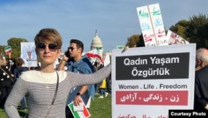 Nahid Cəfəri: “İranda qadınların mücadiləsi öncə ailə daxilində başlayıb, sonra onlar hökümətin qarşısına çıxıblar”