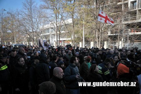 Tbilisidə parlament binası yaxınlığında mitinq keçirilir