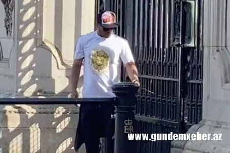 Britaniyalı gənc özünü Bukingem sarayının qapısına qandallayıb ətrafdakıları intihar edəcəyi ilə hədələyib