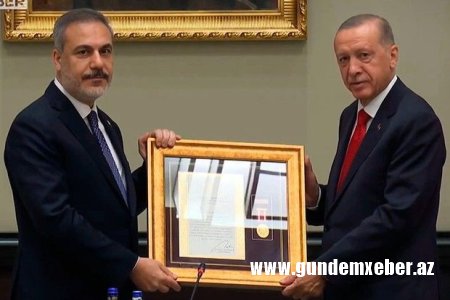 Ərdoğan Hakan Fidana medal təqdim etdi