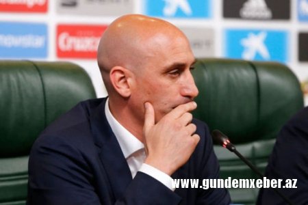 FIFA qadın futbolçunu dodağından öpən federasiya prezidentinin futbol fəaliyyətinə qadağa qoydu