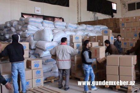 Minlərlə insan Qəzzadakı BMT anbarlarına basqın edərək un oğurlayıb