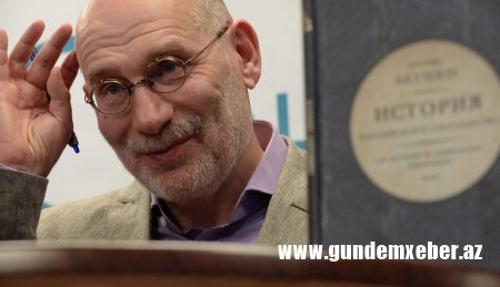Yazıçı Boris Akunin və həyat yoldaşının hesabları bloklanıb