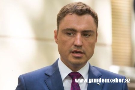 Estoniyanın keçmiş baş naziri içkili olduğu üçün təyyarədən düşürülüb