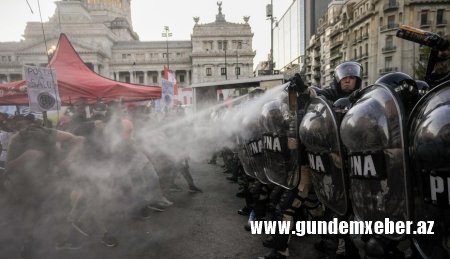Buenos-Ayresdə yarım milyon insan etiraz aksiyasına çıxıb
