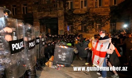 Gürcüstan polisi parlament binasının qapılarını sındırmaq istəyən etirazçıların qarşısını alıb