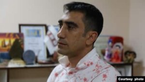 Həbsdə olan jurnalist həbs olunarkən zorakılığa məruz qaldığını bildirir