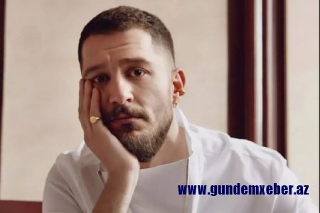 Türkiyəli aktyor həmcinsi ilə dodaq-dodağa öpüşdü - FOTO