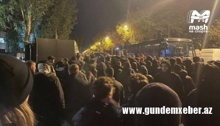 Azarkeşlər bazaya basqın edib futbolçuları döydülər