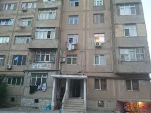 9-cu mikrorayon sakini şikayətçidir: Kanalizasiya suları vətəndaşın evinə axır VİDEO