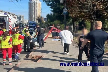 Kiyevdə avtomobil dayanacağa çırpılıb, ölən və yaralananlar var